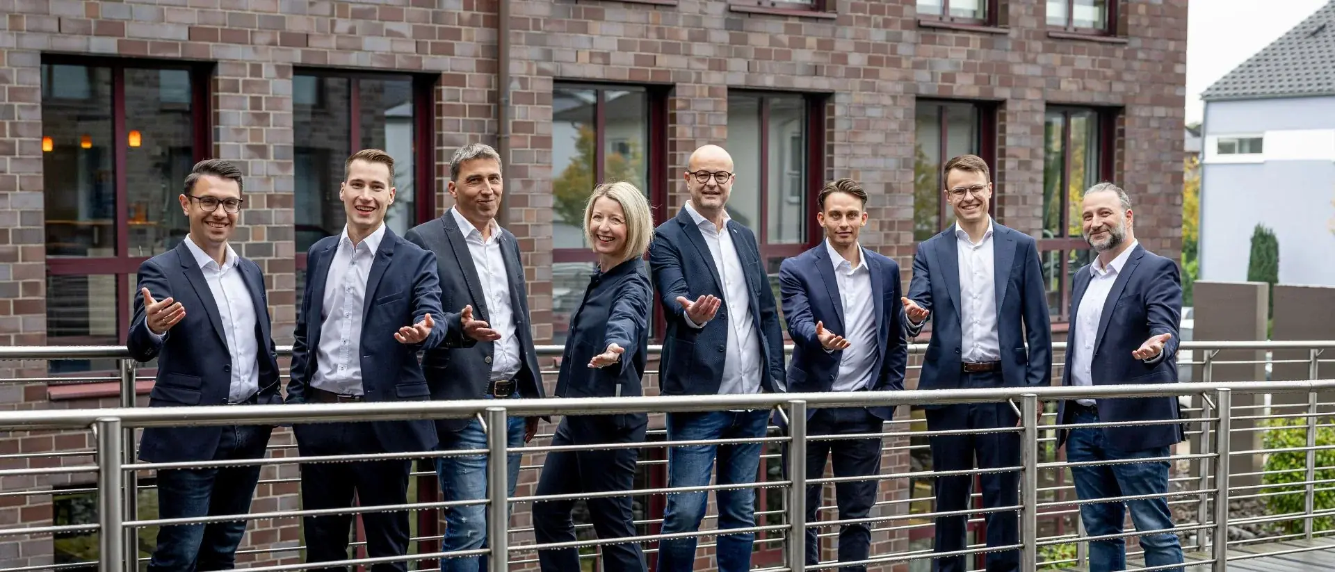 Das LEOCS-Team vor dem Firmengebäude